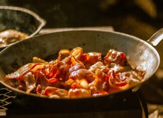 Co zrobić z wodą po ugotowaniu boczku?