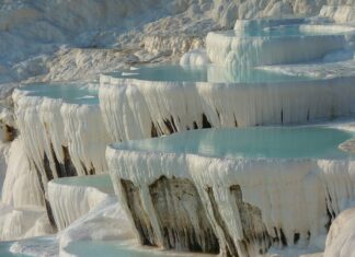 Czy trzeba spuszczać wodę z basenu na zimę?