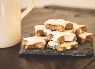 Jak ułożyć biszkopty w tortownicy? Jak ułożyć biszkopty w tortownicy?