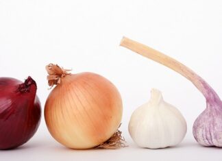 Co najpierw podsmażyć cebulę czy boczek?